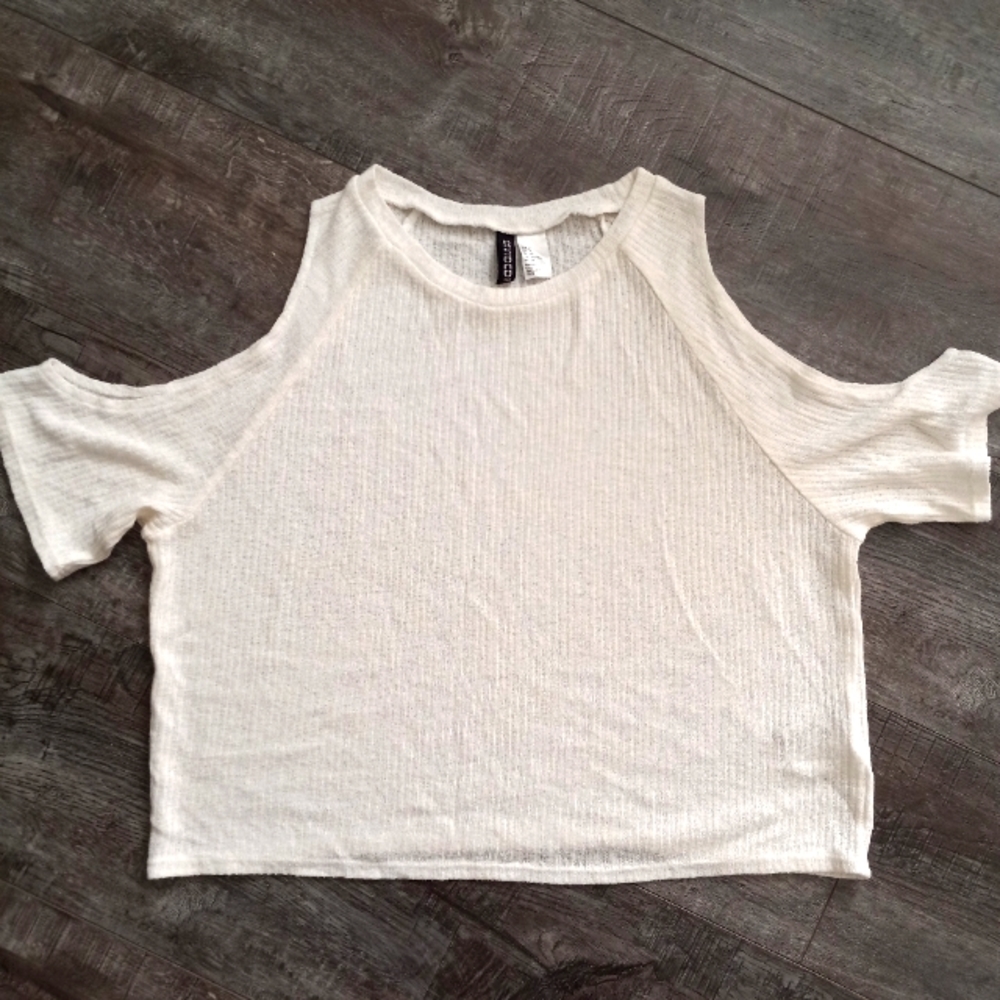 Divided crop cold shoulder lightweight sweater short sleeve size M